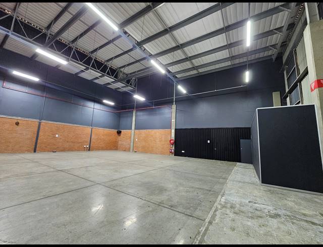 530M² WAREHOUSE TO LET IN LONGLAKE